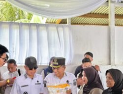 Patuhi Instruksi Presiden, Bupati Irham Bersama Gubernur Sultra Launching Bantuan Pangan di Desa Ulunese